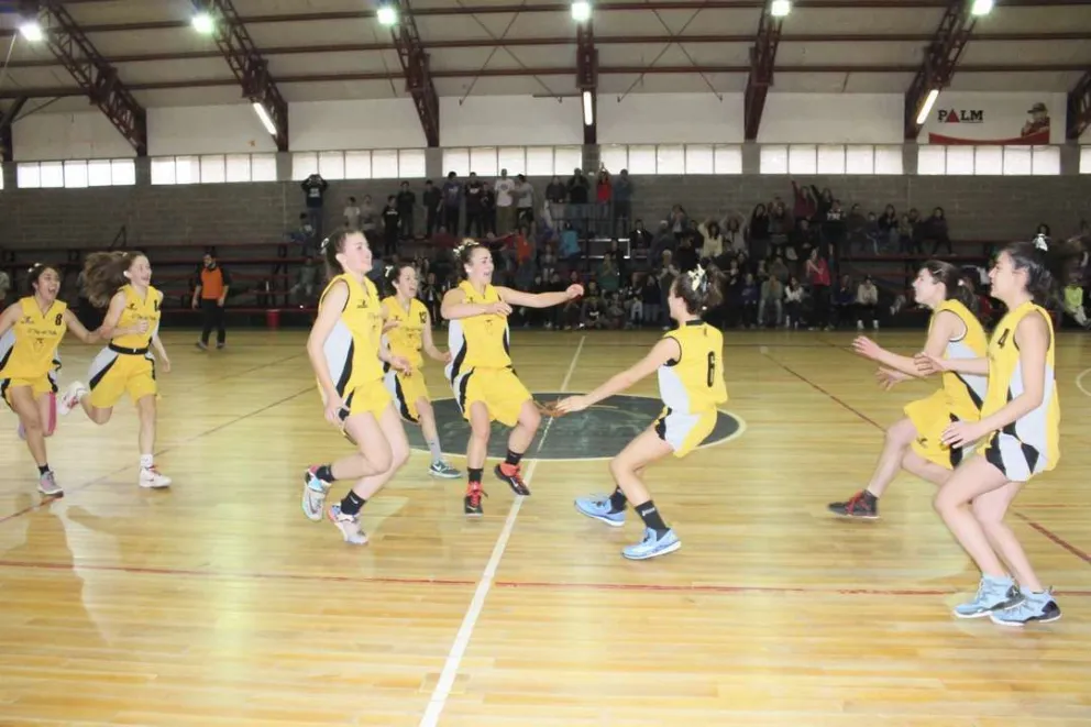 El plantel femenino de básquet municipal jugará en Chile