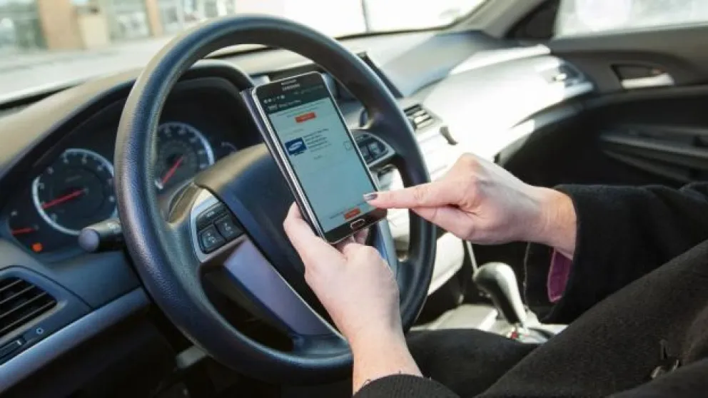 El uso del celular al volante: una problemática peligrosa y en aumento