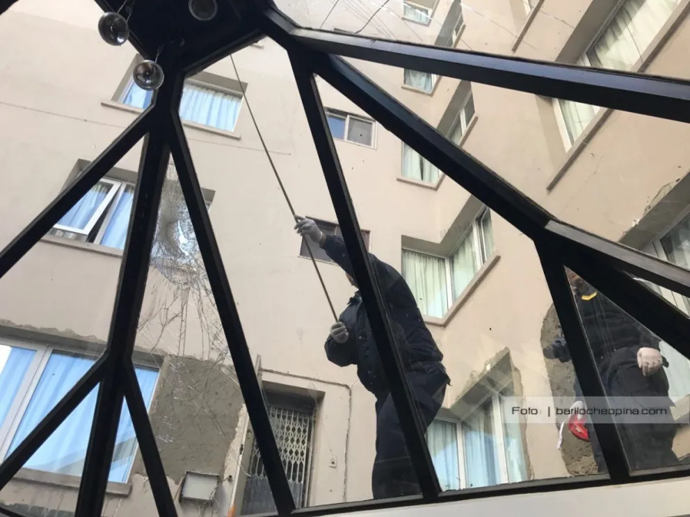 Un estudiante cayó desde el cuarto piso de un hotel céntrico