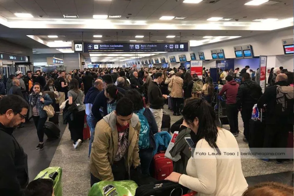 Tras una jornada caótica, se levantó el paro en Aeroparque que afectó a más 3.000 pasajeros