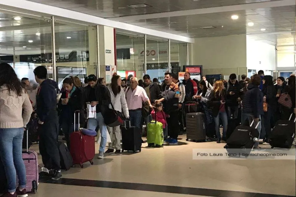 Pasajeros varados de Flybondi pasaron la noche en hoteles de Bariloche