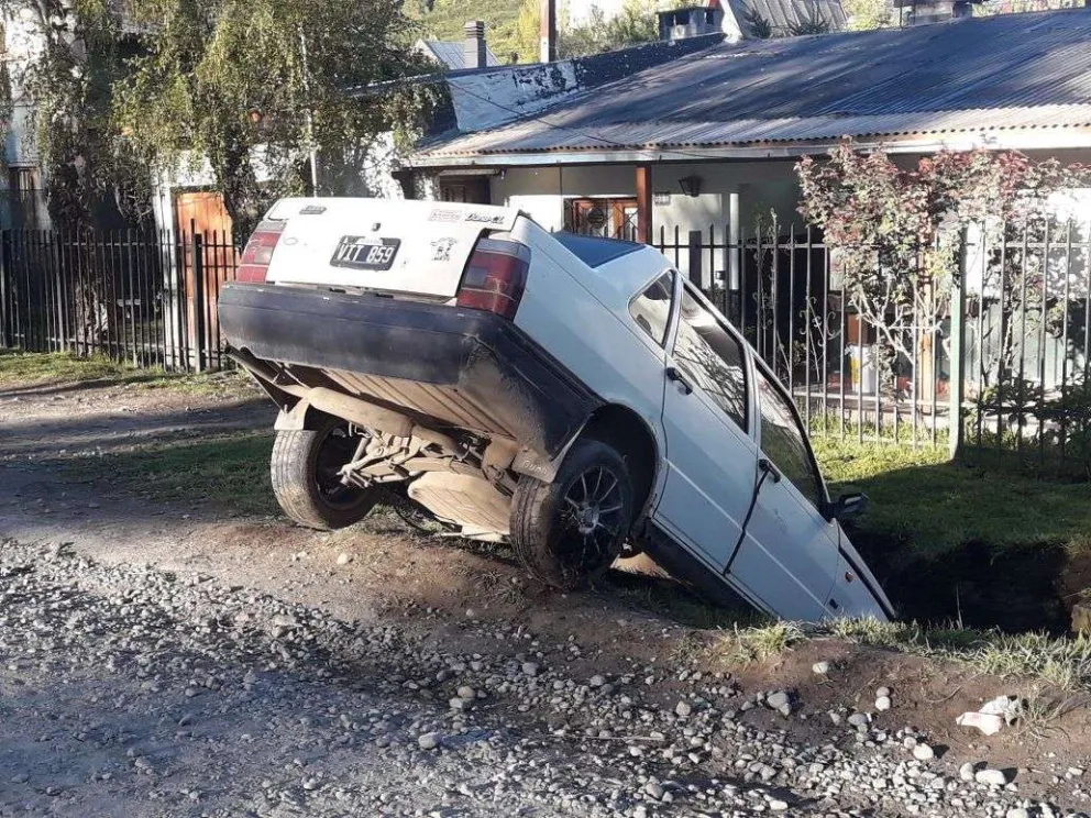 Un auto amaneció "clavado" en una cuneta tras un choque
