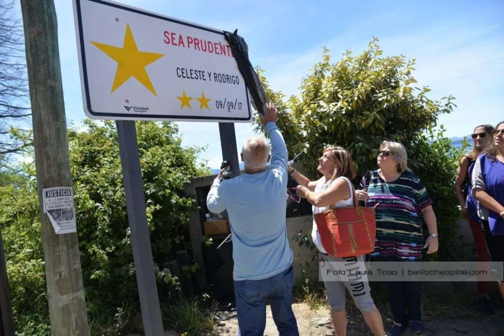 Colocaron un cartel en Bustillo para recordar a Celeste y Rodrigo