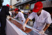Sigue la Fiesta: Expectativa por la barra de 218 metros de puro chocolate artesanal