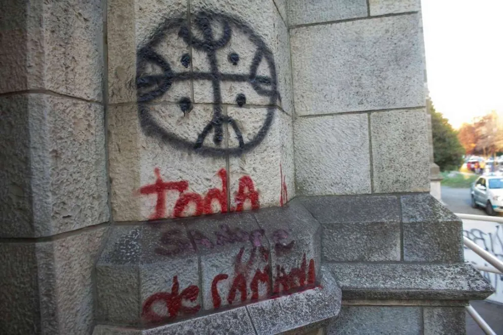 Grupo mapuche tomó la Catedral de Bariloche