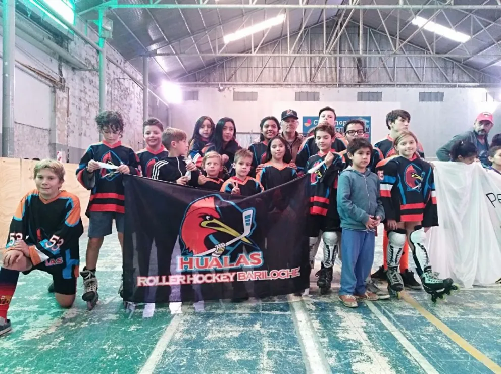 "Los Hualas" de Bariloche, brillaron en patagónico de Roller Hockey