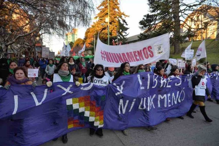 "Ni Una Menos": Fuerte reclamo en Bariloche por el fin de los ...