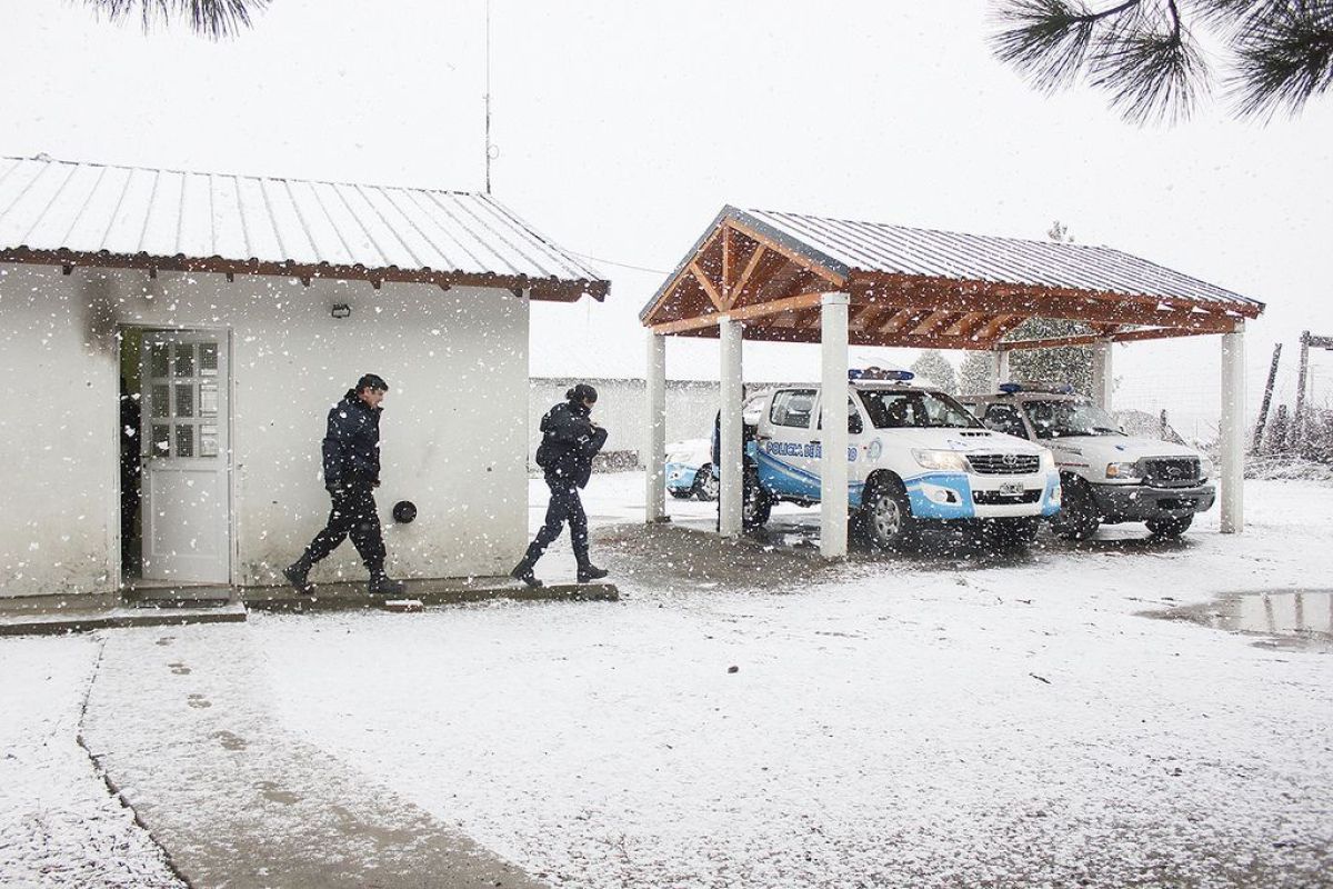 Hirieron con un arma blanca a un hombre para robarle en una garita de colectivos
