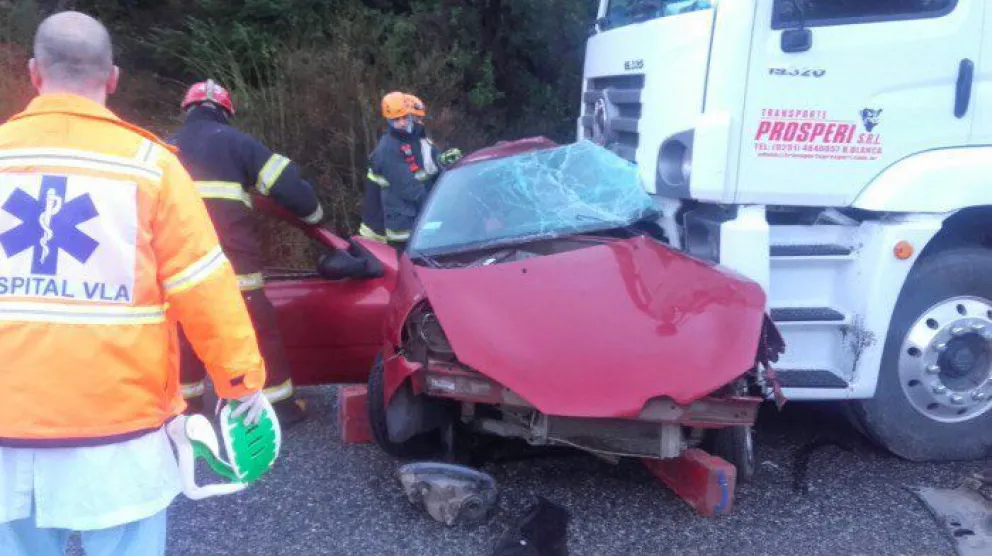Dos vecinos de Villa La Angostura fallecieron esta mañana al chocar de manera casi frontal contra un camión cisterna.