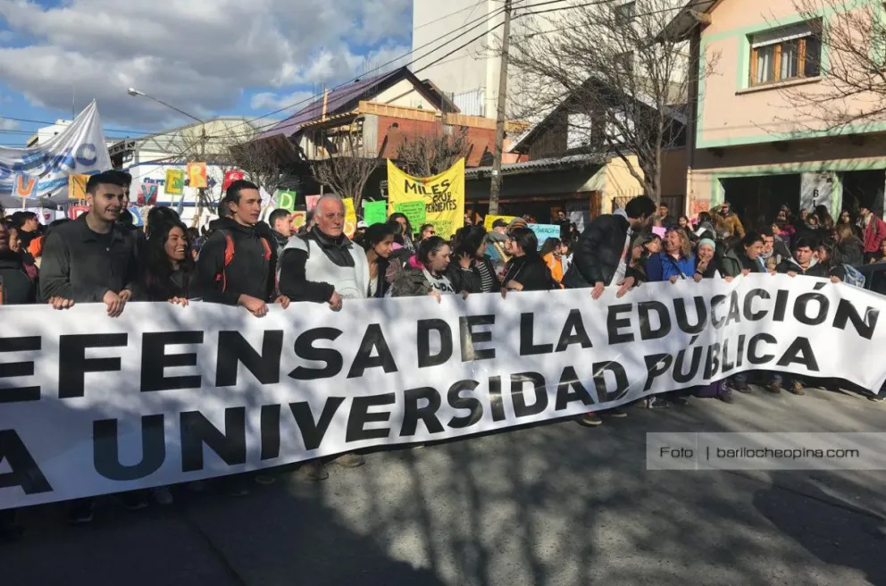 Docentes, no docentes, autoridades y estudiantes se movilizan en "defensa" de la universidad pública