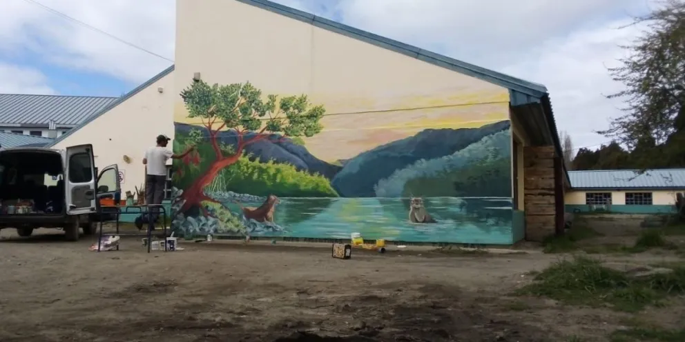 El huillín tiene su propio mural en la Escuela Nº44 de Bariloche